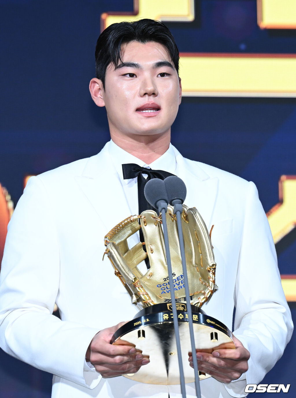 9일 오후 서울 송파구 잠실동 롯데호텔 월드에서 2025 신한은행 SOL 뱅크 KBO 골든글러브 시상식이 열렸다.KBO 골든글러브 시상식은 포지션별 최고의 선수를 가리는 자리로 올 시즌의 대미를 장식하는 자리다. 유격수 부문 수상한 NC 김주원이 소감을 전하고 있다. 2025.12.09 /cej@osen.co.kr