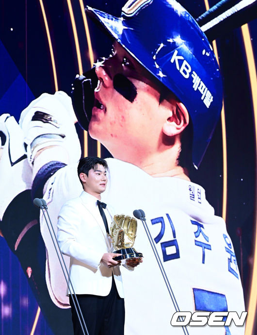 [OSEN=지형준 기자] 9일 오후 서울 송파구 잠실동 롯데호텔 월드에서 2025 신한은행 SOL 뱅크 KBO 골든글러브 시상식이 열렸다.KBO 골든글러브 시상식은 포지션별 최고의 선수를 가리는 자리로 올 시즌의 대미를 장식하는 자리다. NC 김주원이 유격수 부문 골든글러브를 수상하며 소감을 말하고 있다. 2025.12.09 /jpnews@osen.co.kr