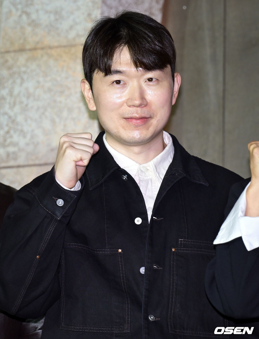 넷플릭스 '피지컬: 아시아' 제작발표회가 24일 오후 서울 강남구 웨스틴 서울 파르나스에서 열렸다.피지컬: 아시아는 한국, 일본, 태국, 몽골, 튀르키예, 인도네시아, 호주, 필리핀 등 8개국이 국기를 걸고 펼치는 피지컬 전쟁이다. 장호기 PD가 포즈를 취하고 있다. 2025.10.24 /cej@osen.co.kr