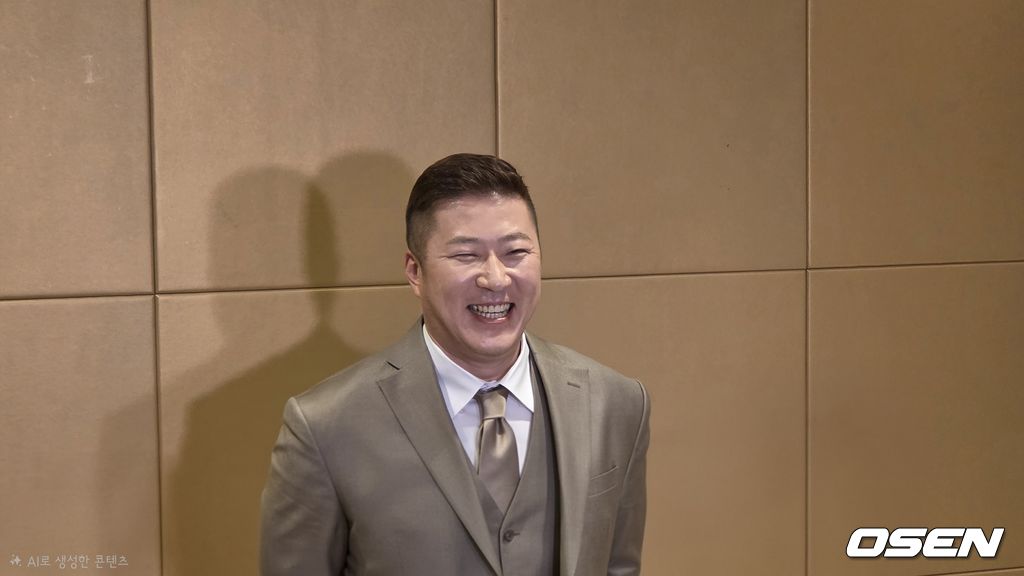 삼성 라이온즈 최형우가 9일 서울 롯데호텔 월드 크리스탈 볼룸에서 열린 2025 신한 SOL뱅크 KBO 골든글러브 시상식에 참석해 웃고 있다./orange@osen.co.kr