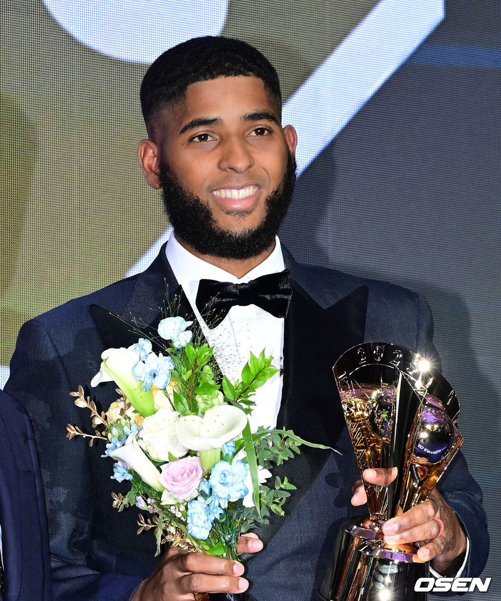 24일 오후 서울 잠실 롯데호텔 월드 크리스탈볼룸에서 ‘2025 신한 SOL뱅크 KBO 시상식’이 열렸다.KBO 시상식에서 가장 관심을 모으는 것은 단연 MVP 수상자다. 올해 MVP 레이스는 한화 코디 폰세와 삼성 르윈 디아즈의 2파전이다. KBO 홈런, 타점, 장타율상을 수상한 삼성 디아즈가 포즈를 취하고 있다. 2025.11.24 /jpnews@osen.co.kr