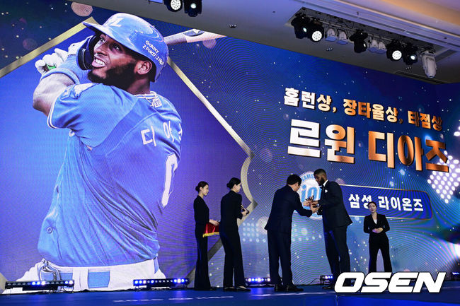 [OSEN=지형준 기자] 24일 오후 서울 잠실 롯데호텔 월드 크리스탈볼룸에서 ‘2025 신한 SOL뱅크 KBO 시상식’이 열렸다.KBO 시상식에서 가장 관심을 모으는 것은 단연 MVP 수상자다. 올해 MVP 레이스는 한화 코디 폰세와 삼성 르윈 디아즈의 2파전이다. KBO 홈런, 타점, 장타율상을 수상한 삼성 디아즈가 트로피를 건네받고 있다. 2025.11.24 /jpnews@osen.co.kr