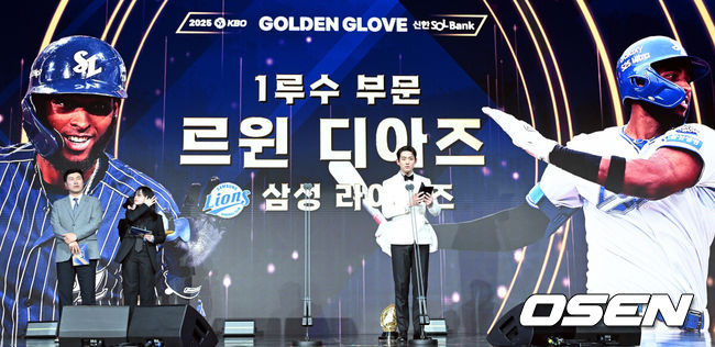 [OSEN=조은정 기자] 9일 오후 서울 송파구 잠실동 롯데호텔 월드에서 2025 신한은행 SOL 뱅크 KBO 골든글러브 시상식이 열렸다.KBO 골든글러브 시상식은 포지션별 최고의 선수를 가리는 자리로 올 시즌의 대미를 장식하는 자리다. 삼성 구자욱이 1루수 부문을 수상한 르윈 디아즈의 대리 수상 소감을 전하고 있다. 2025.12.09 /cej@osen.co.kr