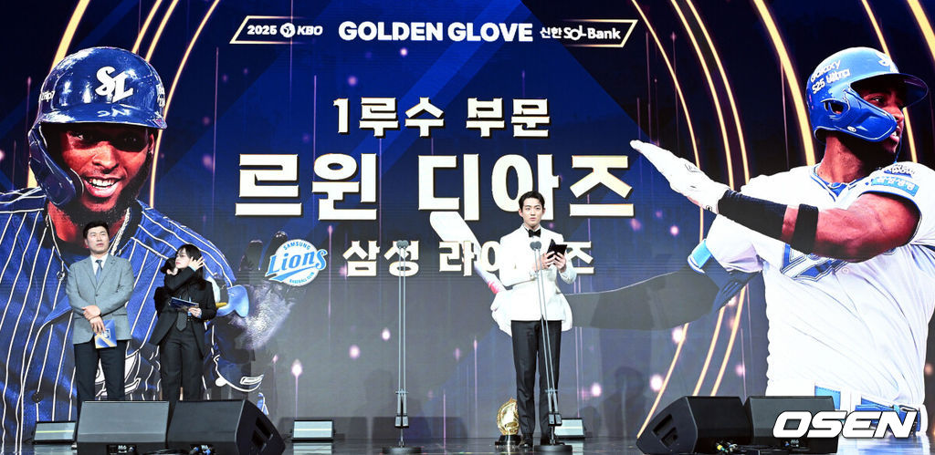 9일 오후 서울 송파구 잠실동 롯데호텔 월드에서 2025 신한은행 SOL 뱅크 KBO 골든글러브 시상식이 열렸다.KBO 골든글러브 시상식은 포지션별 최고의 선수를 가리는 자리로 올 시즌의 대미를 장식하는 자리다. 삼성 구자욱이 1루수 부문을 수상한 르윈 디아즈의 대리 수상 소감을 전하고 있다. 2025.12.09 /cej@osen.co.kr