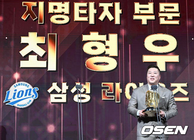 [OSEN=조은정 기자] 9일 오후 서울 송파구 잠실동 롯데호텔 월드에서 2025 신한은행 SOL 뱅크 KBO 골든글러브 시상식이 열렸다.KBO 골든글러브 시상식은 포지션별 최고의 선수를 가리는 자리로 올 시즌의 대미를 장식하는 자리다. 지명타자 부문 수상한 삼성 최형우가 소감을 전하고 있다. 2025.12.09 /cej@osen.co.kr