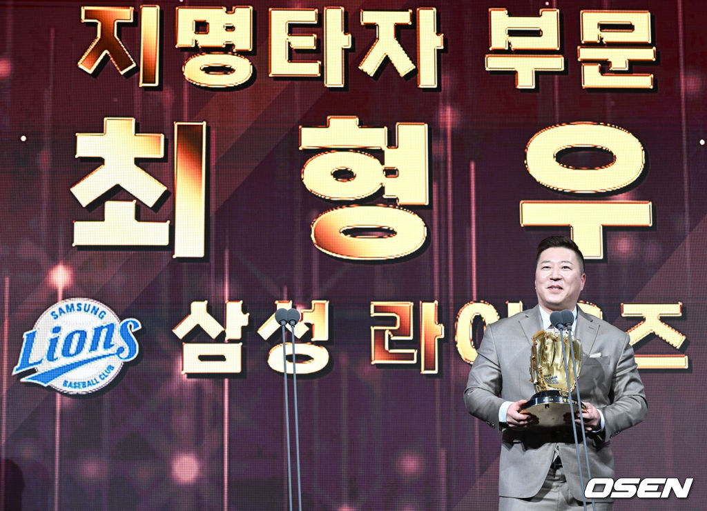 9일 오후 서울 송파구 잠실동 롯데호텔 월드에서 2025 신한은행 SOL 뱅크 KBO 골든글러브 시상식이 열렸다.KBO 골든글러브 시상식은 포지션별 최고의 선수를 가리는 자리로 올 시즌의 대미를 장식하는 자리다. 지명타자 부문 수상한 삼성 최형우가 소감을 전하고 있다. 2025.12.09 /cej@osen.co.kr