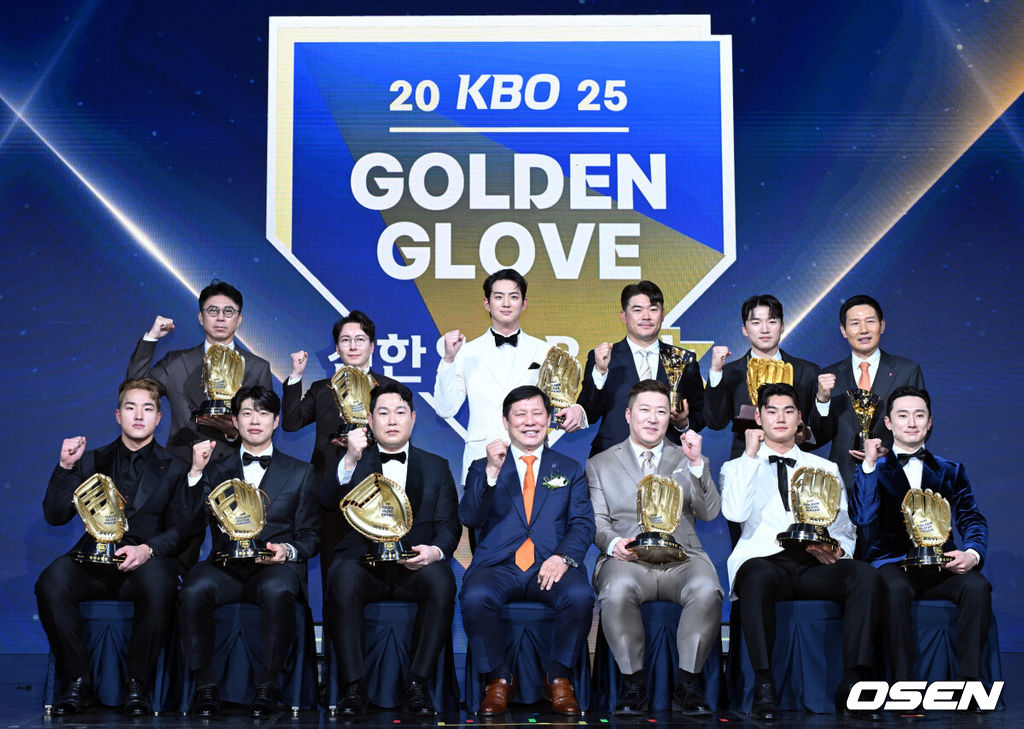9일 오후 서울 송파구 잠실동 롯데호텔 월드에서 2025 신한은행 SOL 뱅크 KBO 골든글러브 시상식이 열렸다.KBO 골든글러브 시상식은 포지션별 최고의 선수를 가리는 자리로 올 시즌의 대미를 장식하는 자리다. 허구연 총재와 골든글러브 수상자들이 기념촬영을 하고 있다. 2025.12.09 /cej@osen.co.kr