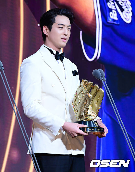 [OSEN=지형준 기자] 9일 오후 서울 송파구 잠실동 롯데호텔 월드에서 2025 신한은행 SOL 뱅크 KBO 골든글러브 시상식이 열렸다.KBO 골든글러브 시상식은 포지션별 최고의 선수를 가리는 자리로 올 시즌의 대미를 장식하는 자리다. 삼성 구자욱이 외야수 부문 골든글러브를 수상하며 소감을 말하고 있다. 2025.12.09 /jpnews@osen.co.kr