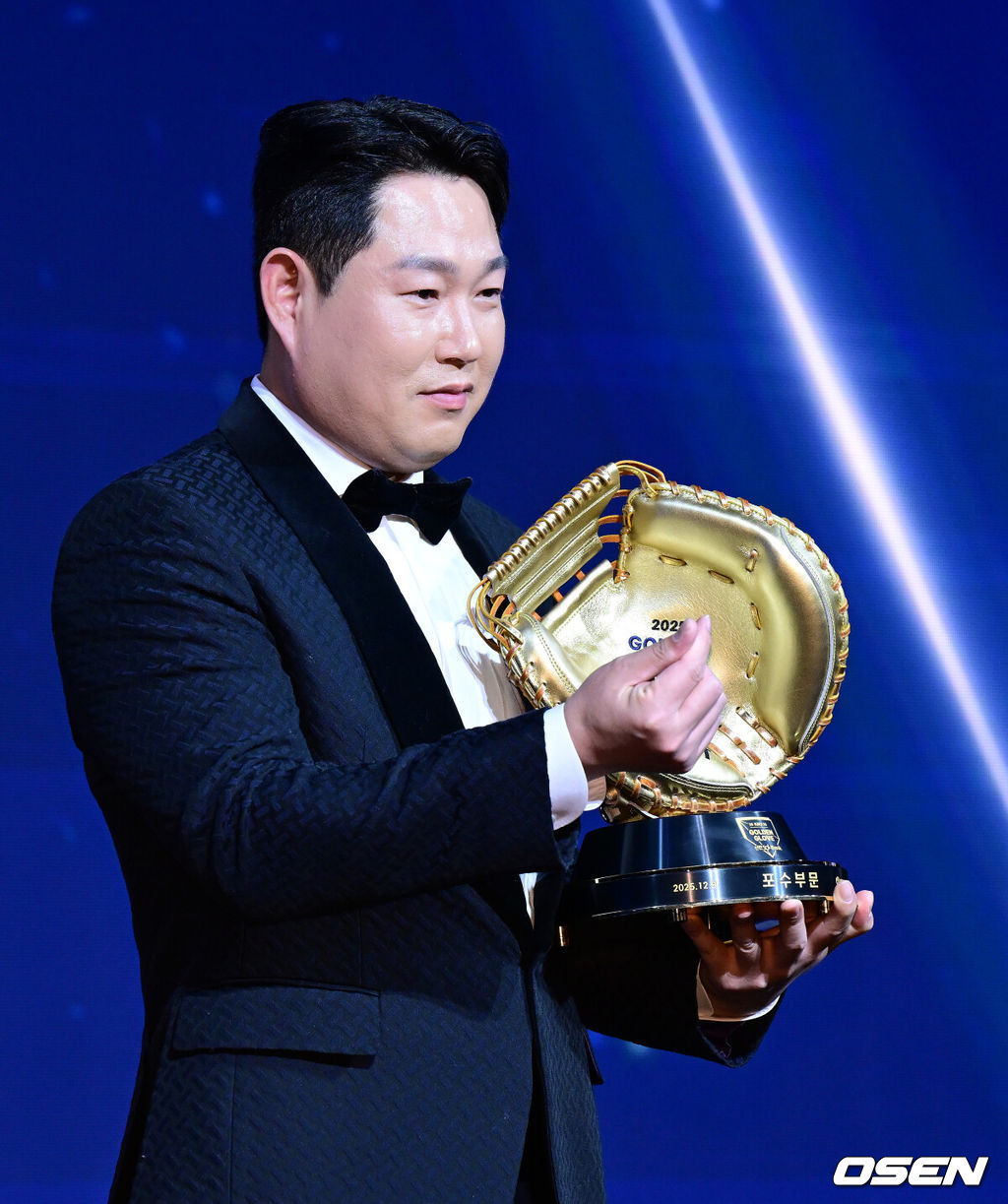 9일 오후 서울 송파구 잠실동 롯데호텔 월드에서 2025 신한은행 SOL 뱅크 KBO 골든글러브 시상식이 열렸다.KBO 골든글러브 시상식은 포지션별 최고의 선수를 가리는 자리로 올 시즌의 대미를 장식하는 자리다. 한화 이글스 폰세(투수), 두산 베어스 양의지(포수), 삼성 라이온즈 디아즈(1루수), LG 트윈스 신민재(2루수), 키움 히어로즈 송성문(3루수), NC 다이노스 김주원(유격수), 삼성 라이온즈 최형우(지명타자) 삼성 라이온즈 구자욱, KT 위즈 안현민(이상 외야수)가 황금장갑의 주인공이 됐다. 올해 신설된 KBO 감독상은 통합 우승을 이끈 염경엽 LG 감독이 수상했다. 두산 양의지가 기념 촬영을 하고 있다. 2025.12.09 /jpnews@osen.co.kr