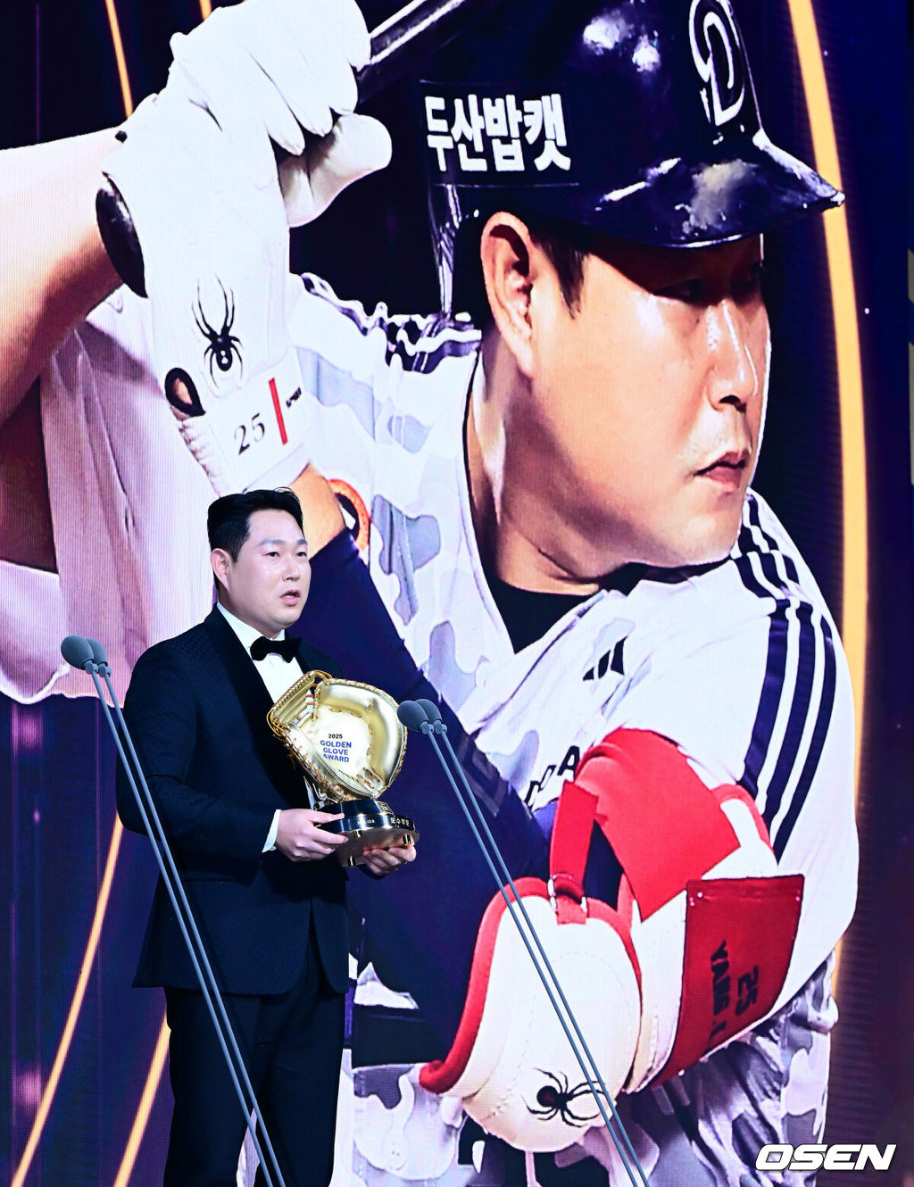 9일 오후 서울 송파구 잠실동 롯데호텔 월드에서 2025 신한은행 SOL 뱅크 KBO 골든글러브 시상식이 열렸다.KBO 골든글러브 시상식은 포지션별 최고의 선수를 가리는 자리로 올 시즌의 대미를 장식하는 자리다. 두산 양의지가 포수 부문 골든글러브를 수상하며 소감을 말하고 있다. 2025.12.09 /jpnews@osen.co.kr