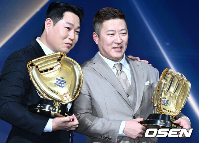 [OSEN=조은정 기자] 9일 오후 서울 송파구 잠실동 롯데호텔 월드에서 2025 신한은행 SOL 뱅크 KBO 골든글러브 시상식이 열렸다.KBO 골든글러브 시상식은 포지션별 최고의 선수를 가리는 자리로 올 시즌의 대미를 장식하는 자리다. 두산 양의지, 삼성 최형우가 기념촬영을 하고 있다. 2025.12.09 /cej@osen.co.kr