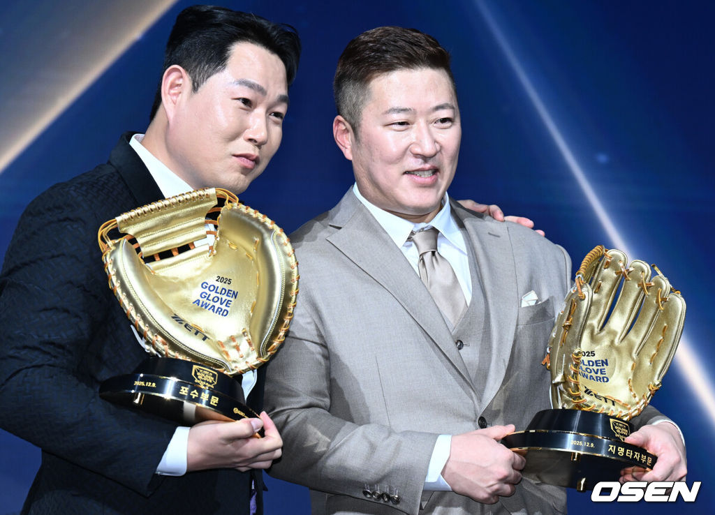 9일 오후 서울 송파구 잠실동 롯데호텔 월드에서 2025 신한은행 SOL 뱅크 KBO 골든글러브 시상식이 열렸다.KBO 골든글러브 시상식은 포지션별 최고의 선수를 가리는 자리로 올 시즌의 대미를 장식하는 자리다. 두산 양의지, 삼성 최형우가 기념촬영을 하고 있다. 2025.12.09 /cej@osen.co.kr