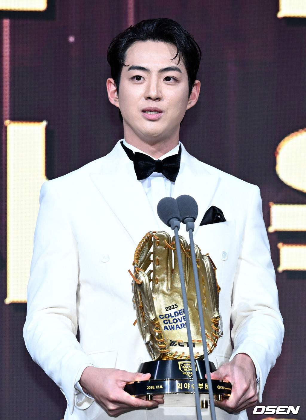 9일 오후 서울 송파구 잠실동 롯데호텔 월드에서 2025 신한은행 SOL 뱅크 KBO 골든글러브 시상식이 열렸다.KBO 골든글러브 시상식은 포지션별 최고의 선수를 가리는 자리로 올 시즌의 대미를 장식하는 자리다. 외야수 부문 수상한 삼성 구자욱이 소감을 전하고 있다. 2025.12.09 /cej@osen.co.kr