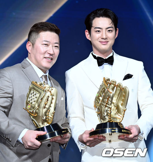 [OSEN=조은정 기자] 9일 오후 서울 송파구 잠실동 롯데호텔 월드에서 2025 신한은행 SOL 뱅크 KBO 골든글러브 시상식이 열렸다.KBO 골든글러브 시상식은 포지션별 최고의 선수를 가리는 자리로 올 시즌의 대미를 장식하는 자리다. 삼서 최형우, 구자욱이 포즈를 취하고 있다. 2025.12.09 /cej@osen.co.kr