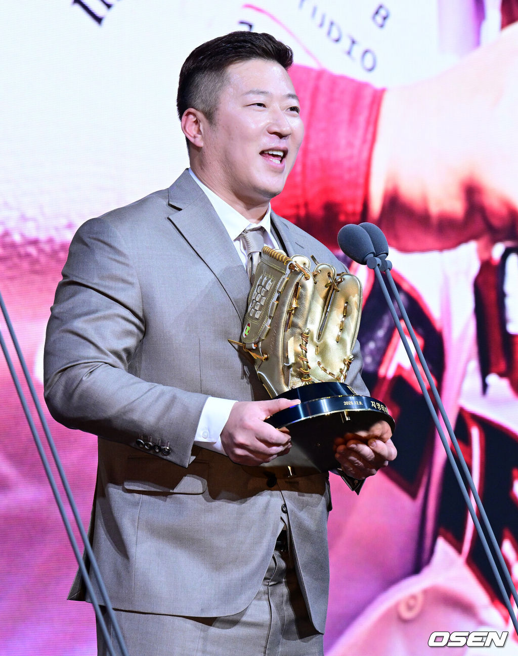 9일 오후 서울 송파구 잠실동 롯데호텔 월드에서 2025 신한은행 SOL 뱅크 KBO 골든글러브 시상식이 열렸다. 한화 이글스 폰세(투수), 두산 베어스 양의지(포수), 삼성 라이온즈 디아즈(1루수), LG 트윈스 신민재(2루수), 키움 히어로즈 송성문(3루수), NC 다이노스 김주원(유격수), 삼성 라이온즈 최형우(지명타자) 삼성 라이온즈 구자욱, KT 위즈 안현민(이상 외야수)가 황금장갑의 주인공이 됐다. 올해 신설된 KBO 감독상은 통합 우승을 이끈 염경엽 LG 감독이 수상했다. 삼성 최형우가 지명타자 부문 골든글러브를 수상하며 소감을 말하고 있다. 2025.12.09 /jpnews@osen.co.kr