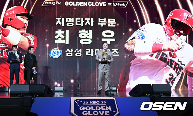 [OSEN=조은정 기자] 9일 오후 서울 송파구 잠실동 롯데호텔 월드에서 2025 신한은행 SOL 뱅크 KBO 골든글러브 시상식이 열렸다.KBO 골든글러브 시상식은 포지션별 최고의 선수를 가리는 자리로 올 시즌의 대미를 장식하는 자리다. 지명타자 부문 수상한 삼성 최형우가 소감을 전하고 있다. 2025.12.09 /cej@osen.co.kr