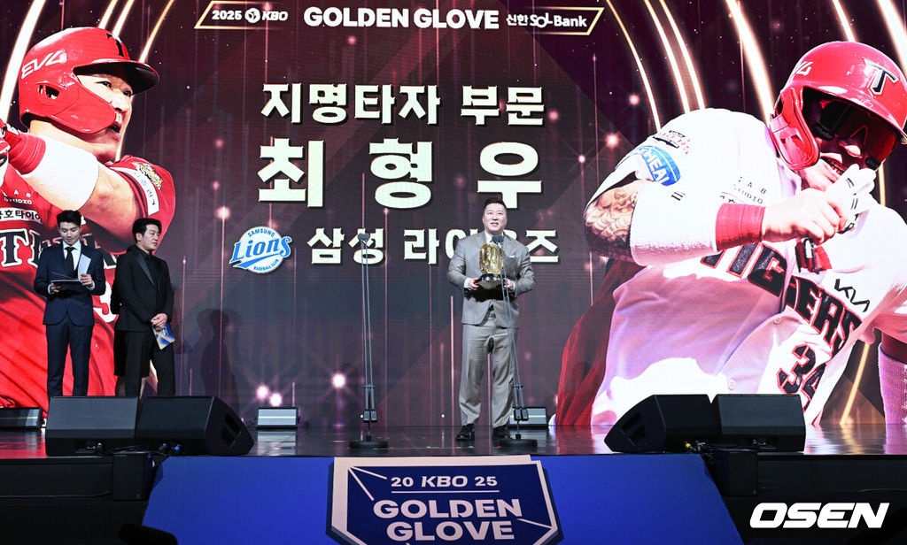 9일 오후 서울 송파구 잠실동 롯데호텔 월드에서 2025 신한은행 SOL 뱅크 KBO 골든글러브 시상식이 열렸다.KBO 골든글러브 시상식은 포지션별 최고의 선수를 가리는 자리로 올 시즌의 대미를 장식하는 자리다. 지명타자 부문 수상한 삼성 최형우가 소감을 전하고 있다. 2025.12.09 /cej@osen.co.kr