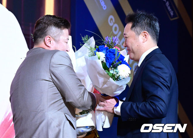 [OSEN=지형준 기자] 9일 오후 서울 송파구 잠실동 롯데호텔 월드에서 2025 신한은행 SOL 뱅크 KBO 골든글러브 시상식이 열렸다.KBO 골든글러브 시상식은 포지션별 최고의 선수를 가리는 자리로 올 시즌의 대미를 장식하는 자리다. 삼성 최형우가 지명타자 부문 골든글러브를 수상하며 박진만 감독의 축하를 받고 있다. 2025.12.09 /jpnews@osen.co.kr