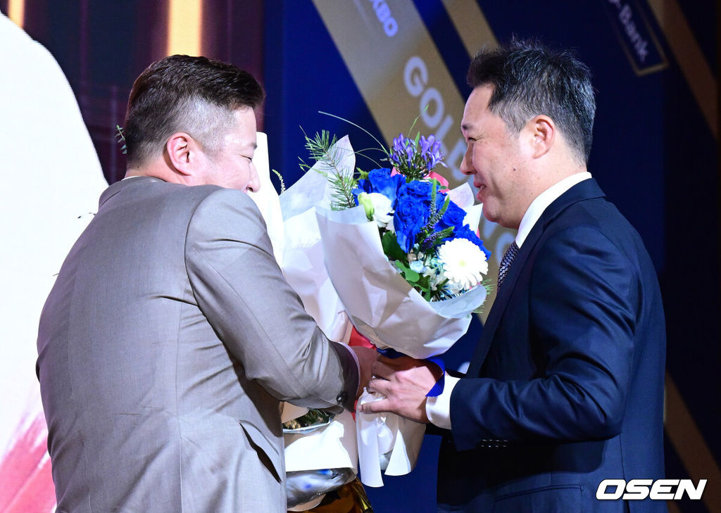 9일 오후 서울 송파구 잠실동 롯데호텔 월드에서 2025 신한은행 SOL 뱅크 KBO 골든글러브 시상식이 열렸다.KBO 골든글러브 시상식은 포지션별 최고의 선수를 가리는 자리로 올 시즌의 대미를 장식하는 자리다. 삼성 최형우가 지명타자 부문 골든글러브를 수상하며 박진만 감독의 축하를 받고 있다. 2025.12.09 /jpnews@osen.co.kr