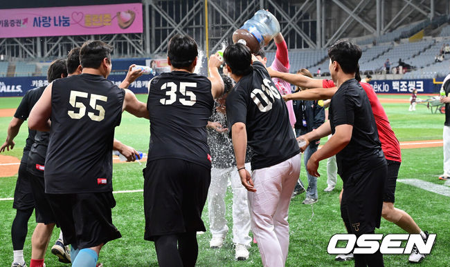 [OSEN=고척, 최규한 기자] 프로야구 KIA 타이거즈는 5일 서울 고척스카이돔에서 열린 ‘2025 신한은행 SOL Bank KBO리그’ 키움 히어로즈와의 어린이날 경기에서 13-1 대승을 거두며 3연패에서 탈출했다. 최형우는 4타수 4안타 1홈런 3타점 3득점 1볼넷으로 활약하며 팀 승리를 견인, KBO리그 역대 4번째로 400홈런 고지를 밟으면서 역대 최고령 400홈런 타자가 됐다. 경기를 마치고 통산 400홈런 기록을 달성한 KIA 최형우가 동료들의 축하를 받고 있다. 2025.05.05 / dreamer@osen.co.kr