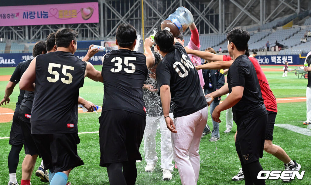 프로야구 KIA 타이거즈는 5일 서울 고척스카이돔에서 열린 ‘2025 신한은행 SOL Bank KBO리그’ 키움 히어로즈와의 어린이날 경기에서 13-1 대승을 거두며 3연패에서 탈출했다. 최형우는 4타수 4안타 1홈런 3타점 3득점 1볼넷으로 활약하며 팀 승리를 견인, KBO리그 역대 4번째로 400홈런 고지를 밟으면서 역대 최고령 400홈런 타자가 됐다. 경기를 마치고 통산 400홈런 기록을 달성한 KIA 최형우가 동료들의 축하를 받고 있다. 2025.05.05 / dreamer@osen.co.kr