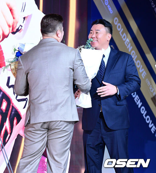 [OSEN=지형준 기자] 9일 오후 서울 송파구 잠실동 롯데호텔 월드에서 2025 신한은행 SOL 뱅크 KBO 골든글러브 시상식이 열렸다.KBO 골든글러브 시상식은 포지션별 최고의 선수를 가리는 자리로 올 시즌의 대미를 장식하는 자리다. 삼성 최형우가 지명타자 부문 골든글러브를 수상하며 KIA 이범호 감독의 축하를 받고 있다. 2025.12.09 /jpnews@osen.co.kr