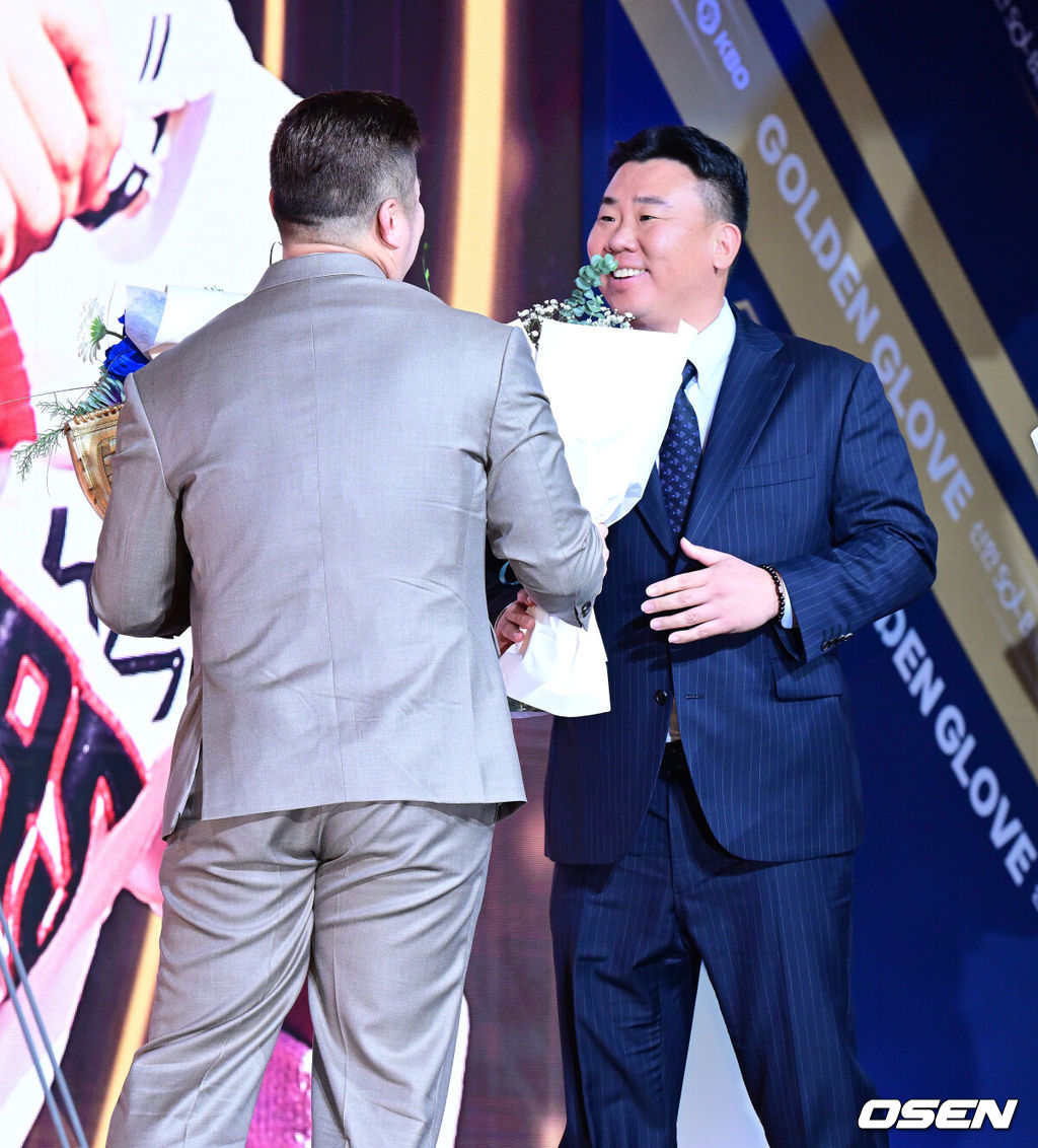 9일 오후 서울 송파구 잠실동 롯데호텔 월드에서 2025 신한은행 SOL 뱅크 KBO 골든글러브 시상식이 열렸다.KBO 골든글러브 시상식은 포지션별 최고의 선수를 가리는 자리로 올 시즌의 대미를 장식하는 자리다. 삼성 최형우가 지명타자 부문 골든글러브를 수상하며 KIA 이범호 감독의 축하를 받고 있다. 2025.12.09 /jpnews@osen.co.kr