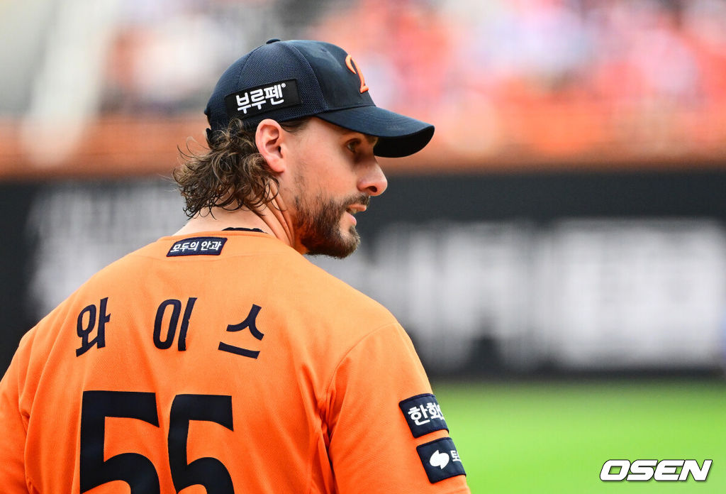 19일 오후 대전 한화생명볼파크에서 2025 신한 SOL Bank KBO리그 포스트시즌 플레이오프 2차전 한화 이글스와 삼성 라이온즈의 경기가 열렸다.한화는 라이언 와이스, 삼성은 최원태를 선발 투수로 내세웠다.3회초 1사 1루,3에서 한화 와이스가 삼성 디아즈에 역전 1타점 적시 2루타를 허용하며 아쉬워하고 있다. 2025.10.19 /jpnews@osen.co.kr