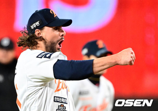 [OSEN=대전, 지형준 기자] 30일 대전 한화생명볼파크에서 2025 신한 SOL Bank KBO리그 포스트시즌 한국시리즈 4차전 한화 이글스와 LG 트윈스의 경기가 열렸다.이날 경기에 한화는 와이스를, LG는 치리노스를 선발투수로 내세웠다. 5회초 1사 1,3루에서 한화 와이스가 LG 박해민을 2루 땅볼 병살로 처리하며 포효하고 있다. 2025.10.30 / jpnews@osen.co.kr