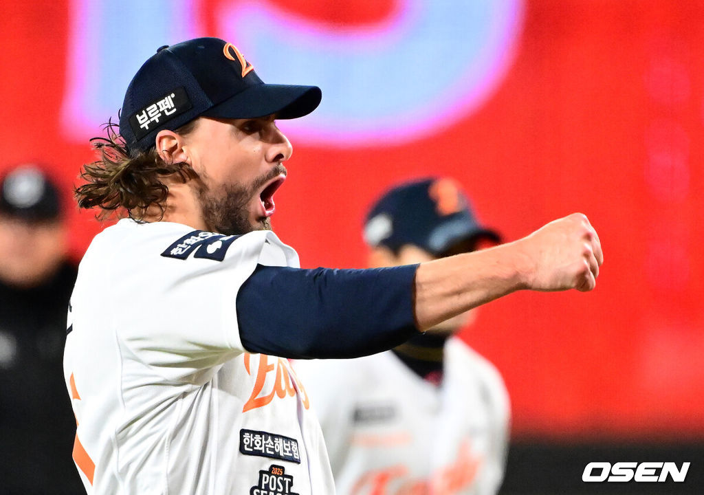 30일 대전 한화생명볼파크에서 2025 신한 SOL Bank KBO리그 포스트시즌 한국시리즈 4차전 한화 이글스와 LG 트윈스의 경기가 열렸다.이날 경기에 한화는 와이스를, LG는 치리노스를 선발투수로 내세웠다. 5회초 1사 1,3루에서 한화 와이스가 LG 박해민을 2루 땅볼 병살로 처리하며 포효하고 있다. 2025.10.30 / jpnews@osen.co.kr