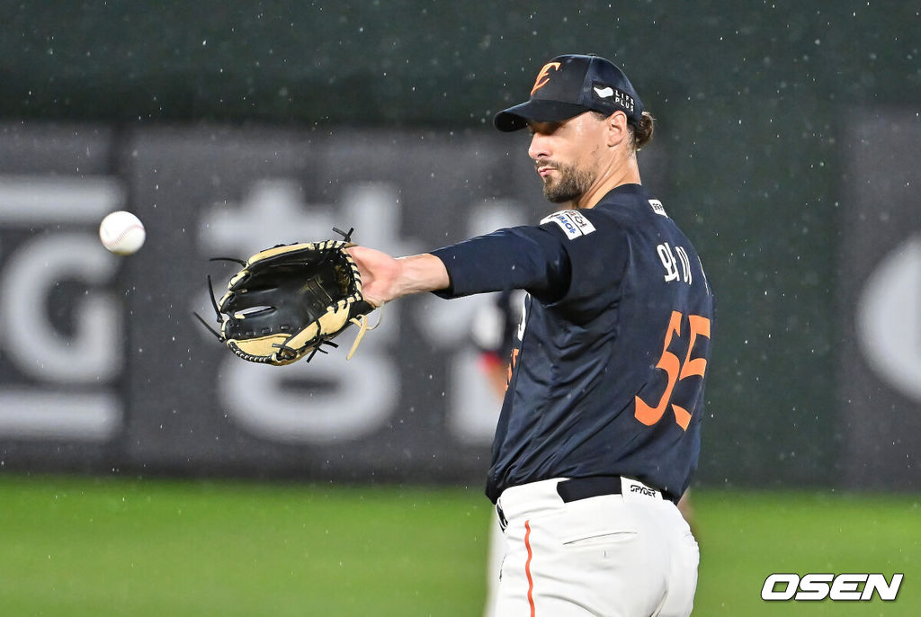 9일 부산 사직야구장에서 2025 신한 SOL 뱅크 KBO 리그 롯데 자이언츠와 한화 이글스의 경기가 열렸다. 홈팀 롯데는 박세웅이, 방문팀 한화는 와이스가 선발 출전했다.한화 이글스 선발 투수 와이스가 볼을 받고 있다. 2025.09.09 / foto0307@osen.co.kr