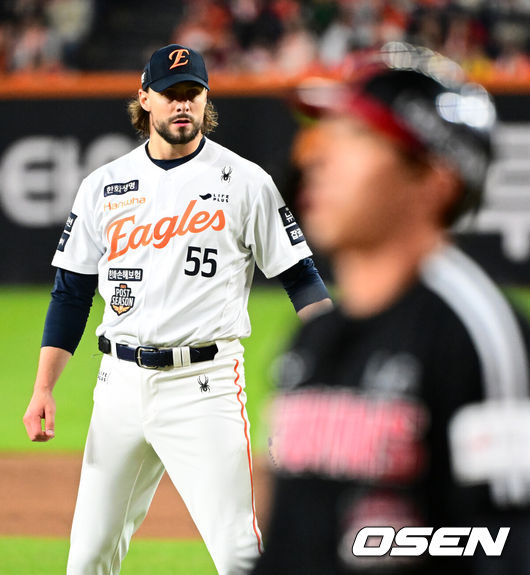 [OSEN=대전, 지형준 기자] 30일 대전 한화생명볼파크에서 2025 신한 SOL Bank KBO리그 포스트시즌 한국시리즈 4차전 한화 이글스와 LG 트윈스의 경기가 열렸다.이날 경기에 한화는 와이스를, LG는 치리노스를 선발투수로 내세웠다. 2회초 1사 1루에서 한화 와이스가 LG 오지환을 삼진 처리하고있다. 2025.10.30 / jpnews@osen.co.kr
