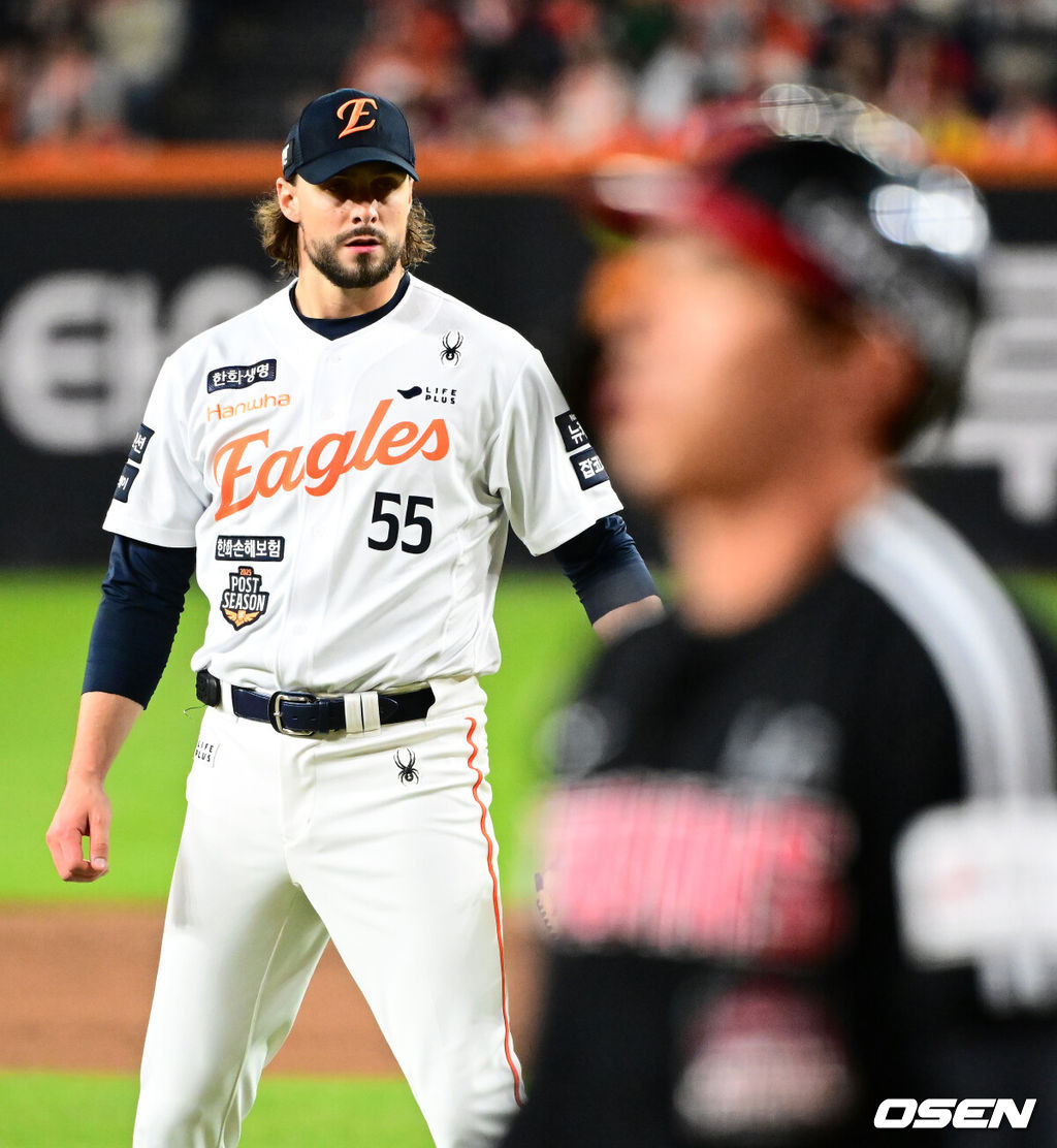 30일 대전 한화생명볼파크에서 2025 신한 SOL Bank KBO리그 포스트시즌 한국시리즈 4차전 한화 이글스와 LG 트윈스의 경기가 열렸다.이날 경기에 한화는 와이스를, LG는 치리노스를 선발투수로 내세웠다. 2회초 1사 1루에서 한화 와이스가 LG 오지환을 삼진 처리하고있다. 2025.10.30 / jpnews@osen.co.kr