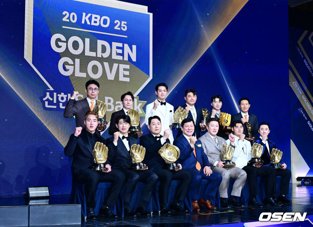 9일 오후 서울 송파구 잠실동 롯데호텔 월드에서 2025 신한은행 SOL 뱅크 KBO 골든글러브 시상식이 열렸다. KBO 골든글러브 시상식은 포지션별 최고의 선수를 가리는 자리로 올 시즌의 대미를 장식하는 자리다. (사진 위 왼쪽부터 시계방향으로)한화 손혁 단장, 롯데 박준혁 단장, 삼성 구자욱, SSG 노경은, LG 박해민, 염경엽 감독, 신민재, NC 김주원, 삼성 최형우, KBO 허구연 총재, 두산 양의지, 키움 송성문, KT 안현민이 기념 촬영을 하고 있다. 2025.12.09 /jpnews@osen.co.kr