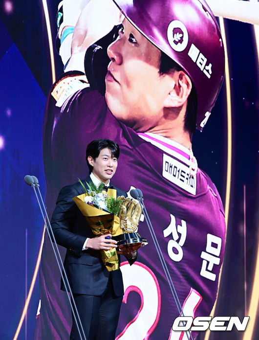 9일 오후 서울 송파구 잠실동 롯데호텔 월드에서 2025 신한은행 SOL 뱅크 KBO 골든글러브 시상식이 열렸다. 키움 송성문이 3루수 부문 골든글러브를 수상하며 소감을 말하고 있다. 2025.12.09 /jpnews@osen.co.kr