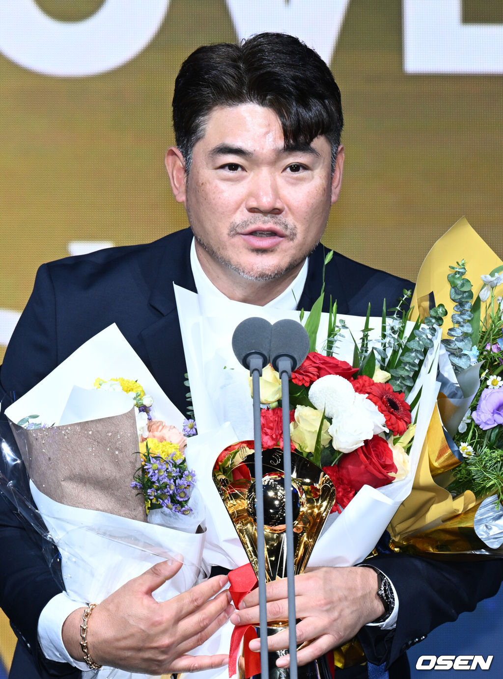 9일 오후 서울 송파구 잠실동 롯데호텔 월드에서 2025 신한은행 SOL 뱅크 KBO 골든글러브 시상식이 열렸다.KBO 골든글러브 시상식은 포지션별 최고의 선수를 가리는 자리로 올 시즌의 대미를 장식하는 자리다. 페어플레이상을 수상한 SSG 노경은이 소감을 전하고 있다. 2025.12.09 /cej@osen.co.kr