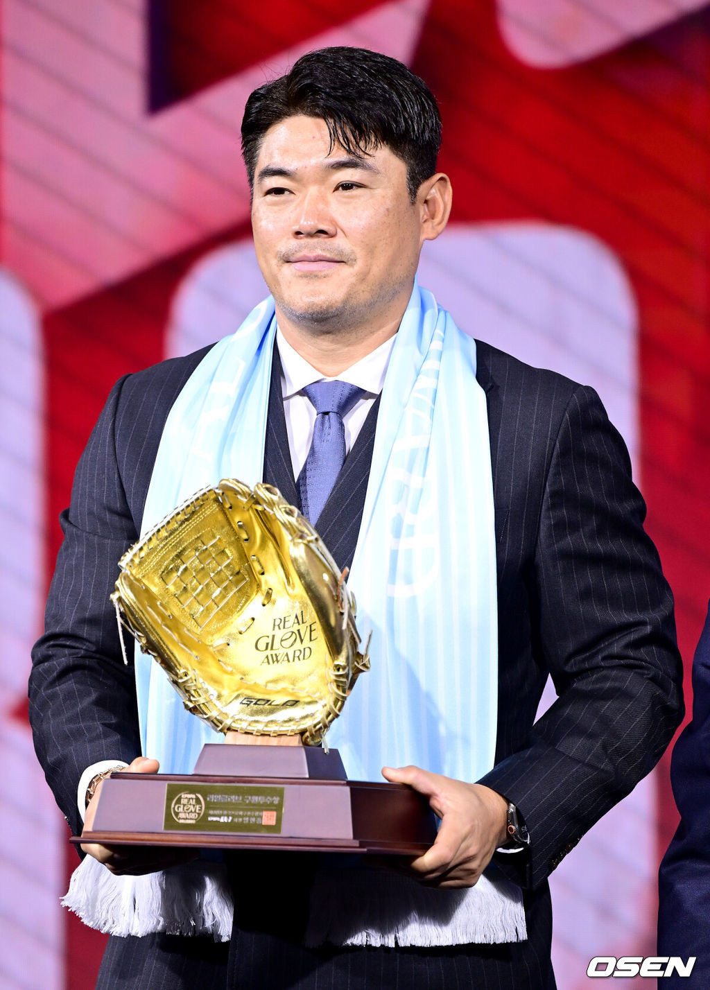 1일 오전 서울 광장동 그랜드 워커힐 서울에서 ‘리얼 글러브 어워드’ 시상식이 열렸다.리얼글러브 어워드는 한국 프로야구 선수들이 직접 투표를 통해 동료 선수들의 활약을 평가하고 각 포지션별 최고의 선수를 선정하는 국내 유일의 선수 주도형 시상식이다.SSG 노경은이 구원투수상을 수상한 뒤 포즈를 취하고 있다. 2025.12.01 / dreamer@osen.co.kr