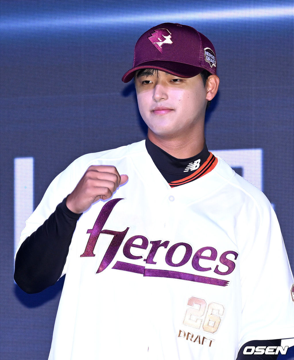 17일 오후 7일 오후 서울 롯데호텔 월드에서 ‘2026 KBO 신인 드래프트’가 열렸다.이번 드래프트는 전면 드래프트 방식으로 총 11라운드에 걸쳐 진행된다. 대상자는 총 1천261명으로, 고등학교 졸업 예정자 930명, 대학교 졸업 예정자 216명, 얼리 드래프트 신청자 51명, 해외 아마추어·프로 출신 선수 19명이다. 이 중 최대 110명이 KBO 10개 구단의 부름을 받게 된다.키움에 지명된 북일고 박준현이 기념촬영을 하고 있다. 2025.09.17 /sunday@osen.co.kr
