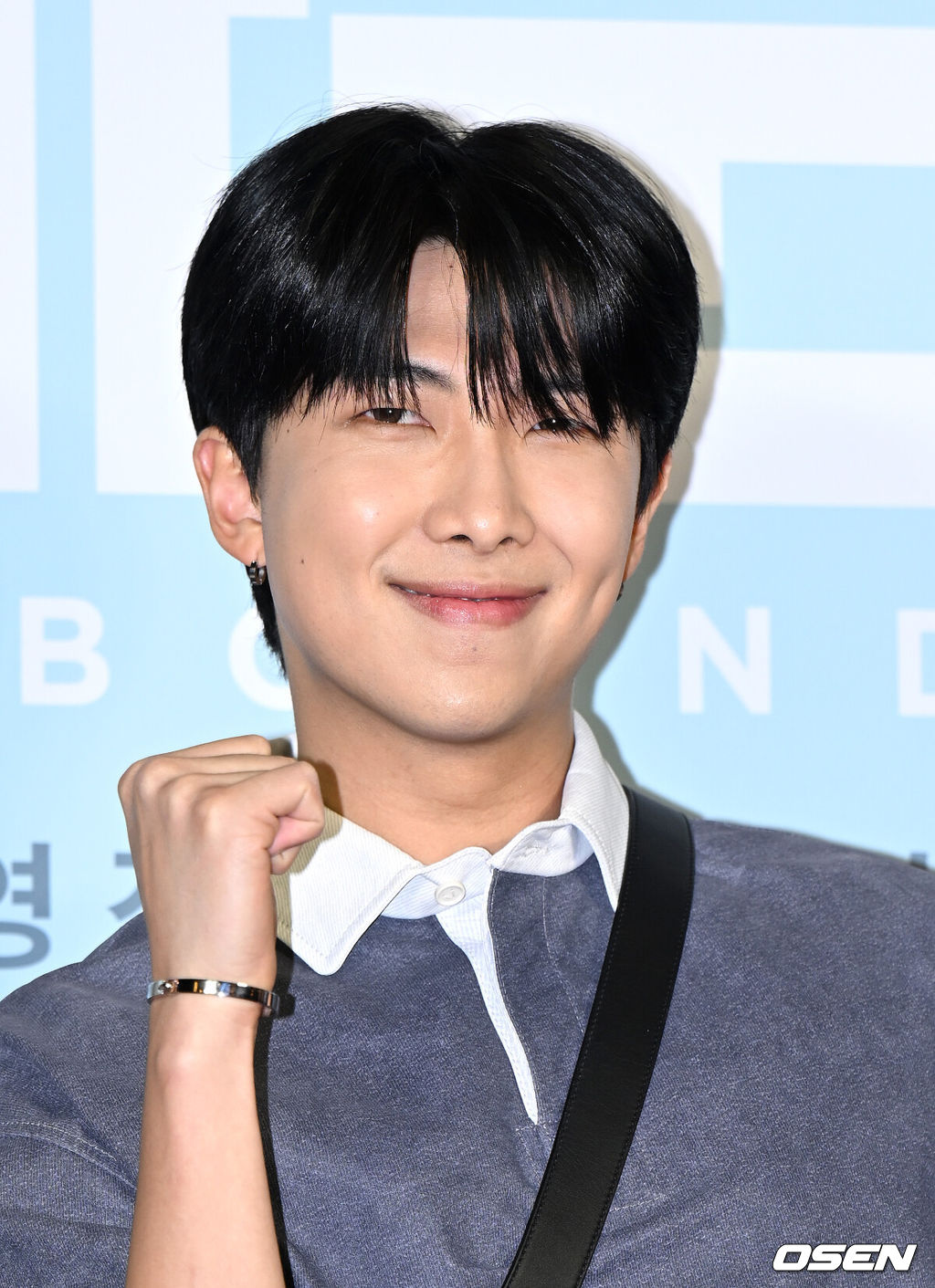 28일 오후 서울 용산구 CGV용산아이파크몰에서 영화 '리바운드(감독 장항준)’ VIP시사회가 열렸다.그룹 방탄소년단 RM이 포토타임을 가지고 있다. 2023.04.03 /sunday@osen.co.kr