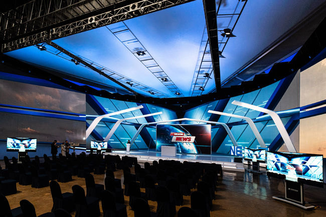 LG전자의 버추얼 프로덕션 전용 고화질 LED 솔루션으로 만든 국내 최대 규모 가상 스튜디오에서 뉴스 촬영을 위한 가상 배경을 구현하고 있다.