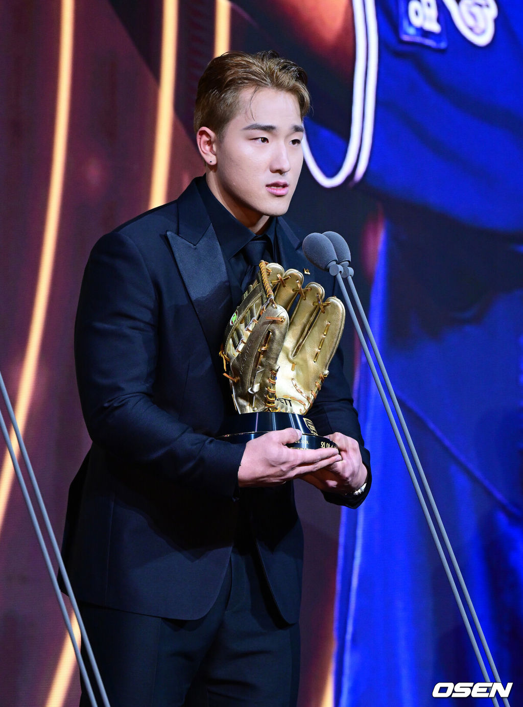 9일 오후 서울 송파구 잠실동 롯데호텔 월드에서 2025 신한은행 SOL 뱅크 KBO 골든글러브 시상식이 열렸다.KBO 골든글러브 시상식은 포지션별 최고의 선수를 가리는 자리로 올 시즌의 대미를 장식하는 자리다. KT 안현민이 외야수 부문 골든글러브를 수상하며 소감을 말하고 있다. 2025.12.09 /jpnews@osen.co.kr