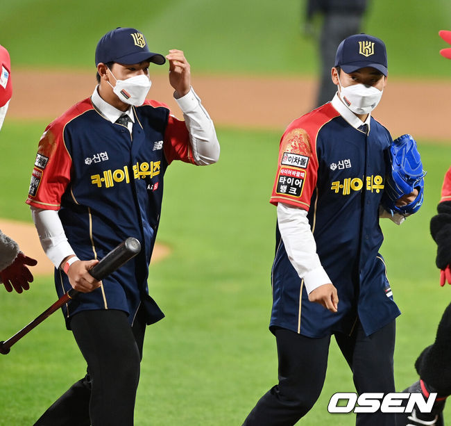[OSEN=수원, 지형준 기자] 27일 오후 수원 KT위즈파크에서 ‘2021 신한은행 SOL KBO리그’ KT 위즈와 NC 다이노스의 열렸다. 2021 신인 선수 박영현, 안현민이 시구 시타를 하고 있다. 2021.10.27 /jpnews@osen.co.kr