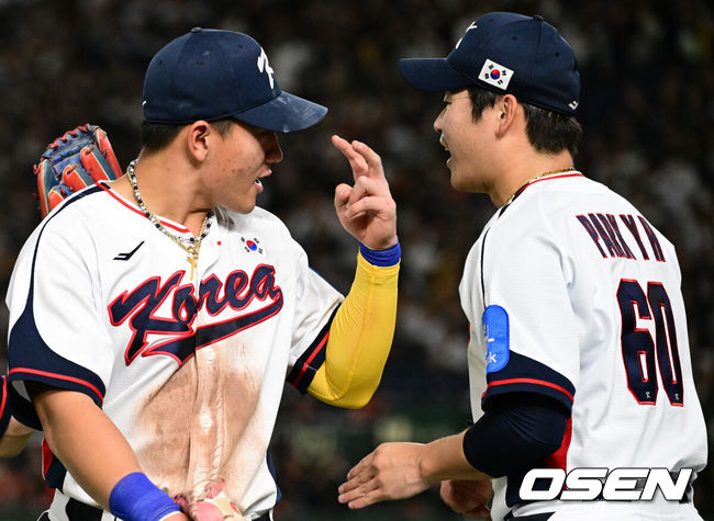 [OSEN=도쿄(일본), 조은정 기자] 16일 오후 일본 도쿄돔에서  ‘2025 NAVER K-BASEBALL SERIES’ 대한민국과 일본의 2차전 경기가 열렸다.한국은 정우주, 일본은 카네마루 유메토를 선발투수로 내세웠다.7회초 수비를 마친 대한민국 박영현이 안현민과 환호하며 더그아웃으로 가고 있다. 2025.11.16 /cej@osen.co.kr