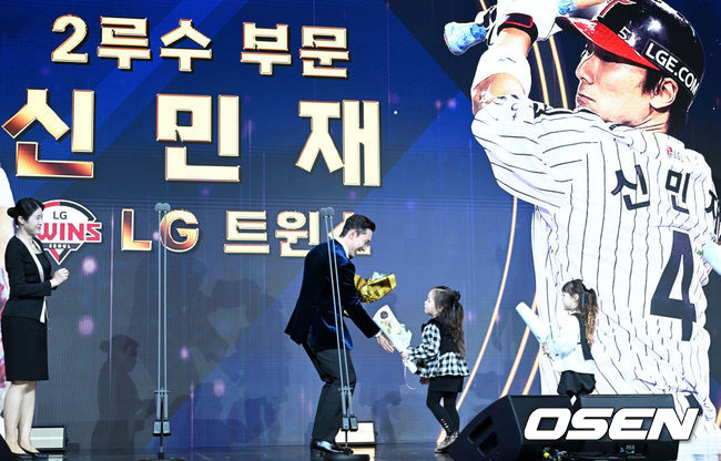 [OSEN=조은정 기자] 9일 오후 서울 송파구 잠실동 롯데호텔 월드에서 2025 신한은행 SOL 뱅크 KBO 골든글러브 시상식이 열렸다.KBO 골든글러브 시상식은 포지션별 최고의 선수를 가리는 자리로 올 시즌의 대미를 장식하는 자리다. 2루수 부문을 수상한 LG 신민재가 딸에게 꽃다발을 받고 있다. 2025.12.09 /cej@osen.co.kr