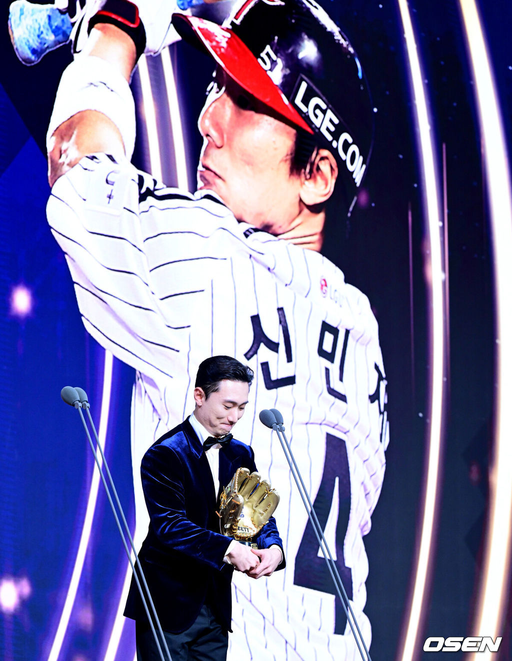 9일 오후 서울 송파구 잠실동 롯데호텔 월드에서 2025 신한은행 SOL 뱅크 KBO 골든글러브 시상식이 열렸다.KBO 골든글러브 시상식은 포지션별 최고의 선수를 가리는 자리로 올 시즌의 대미를 장식하는 자리다. 한화 이글스 폰세(투수), 두산 베어스 양의지(포수), 삼성 라이온즈 디아즈(1루수), LG 트윈스 신민재(2루수), 키움 히어로즈 송성문(3루수), NC 다이노스 김주원(유격수), 삼성 라이온즈 최형우(지명타자) 삼성 라이온즈 구자욱, KT 위즈 안현민(이상 외야수)가 황금장갑의 주인공이 됐다. 올해 신설된 KBO 감독상은 통합 우승을 이끈 염경엽 LG 감독이 수상했다. LG 신민재가 2루수 부문 골든글러브를 수상하며 소감을 말하고 있다. 2025.12.09 /jpnews@osen.co.kr