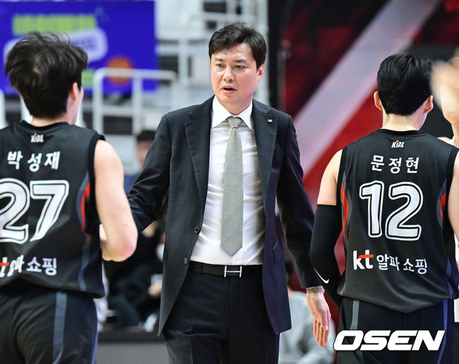 [OSEN=수원, 최규한 기자] 24일 오후 경기도 수원 KT 아레나에서 ‘2024-2025 KCC 프로농구’ 수원 KT와 안양 정관장의 경기가 열렸다.홈팀 KT는 16승 14패로 5위, 정관장은 8승 23패로 10위를 마크하고 있다.2쿼터, KT 송영진 감독이 작전타임 때 선수들을 맞이하고 있다. 2025.01.24 / dreamer@osen.co.kr