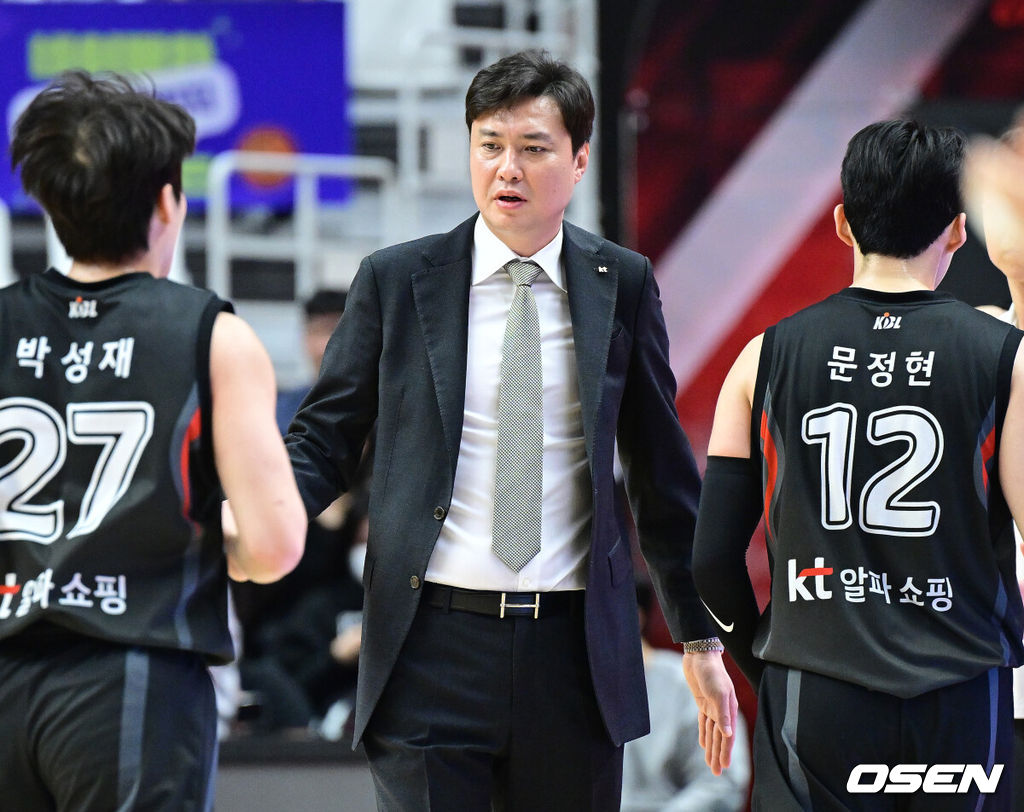 24일 오후 경기도 수원 KT 아레나에서 ‘2024-2025 KCC 프로농구’ 수원 KT와 안양 정관장의 경기가 열렸다.홈팀 KT는 16승 14패로 5위, 정관장은 8승 23패로 10위를 마크하고 있다.2쿼터, KT 송영진 감독이 작전타임 때 선수들을 맞이하고 있다. 2025.01.24 / dreamer@osen.co.kr