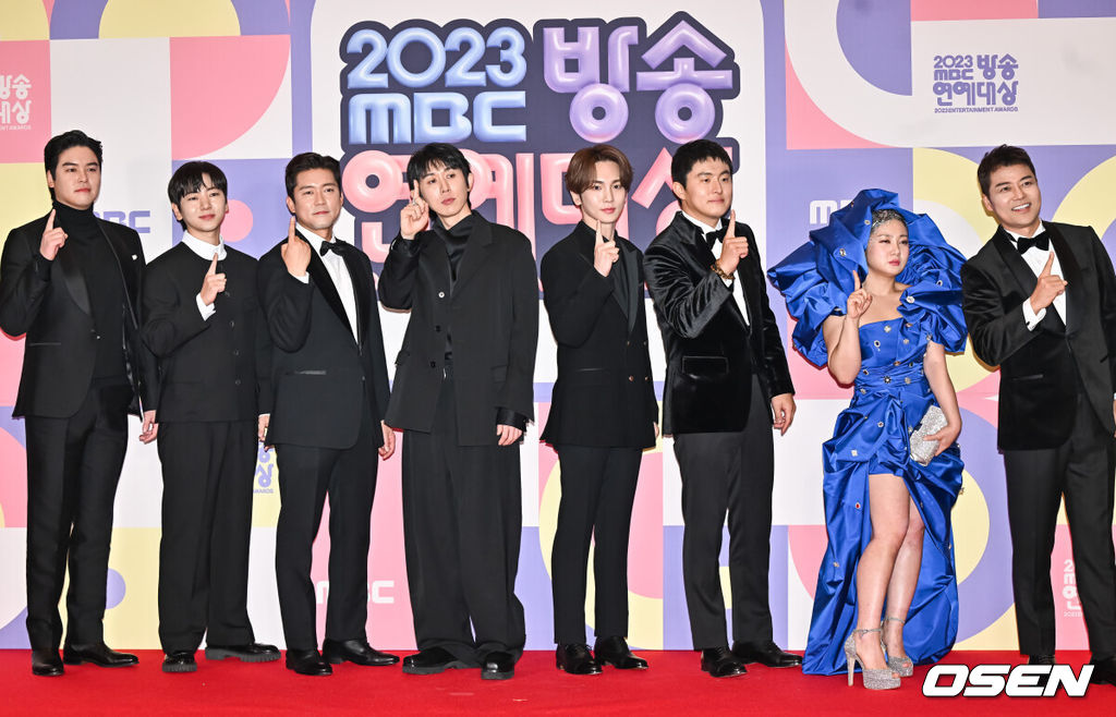 29일 오후 서울 상암동 상암 MBC에서 2023 방송연예대상 시상식이 진행됐다.나혼자 산다 출연진들이 포즈를 취하고 있다 2023.12.29 / soul1014@osen.co.kr