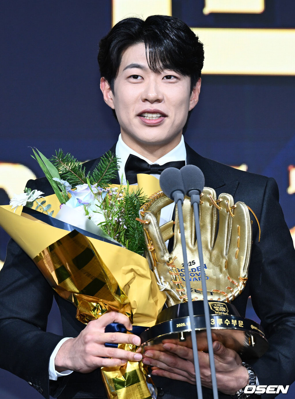 9일 오후 서울 송파구 잠실동 롯데호텔 월드에서 2025 신한은행 SOL 뱅크 KBO 골든글러브 시상식이 열렸다.KBO 골든글러브 시상식은 포지션별 최고의 선수를 가리는 자리로 올 시즌의 대미를 장식하는 자리다. 3루수 부문 수상한 키움 송성문이 소감을 전하고 있다. 2025.12.09 /cej@osen.co.kr