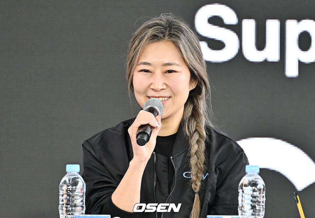 21일 부산 해운대구 영화의전당 BIFF 야외무대에서 제30회 부산국제영화제(BIFF) 넷플릭스 영화 ‘케이팝 데몬 헌터스’ 오픈 토크가 열렸다.이번 부산국제영화제에서는 개막작 ‘어쩔수가 없다’를 시작으로 공식 초청작 64개국 241편과 커뮤니티비프 상영작까지 합쳐 총 328편이 상영된다. 올해는 신설된 경쟁 부문 14편을 초청해 다섯 개의 ‘부산 어워드’ 상을 시상한다. 아시아 영화를 대상으로 대상, 감독상, 심사위원 특별상, 배우상(2명), 예술공헌상 등 5개 부문에 걸쳐 시상한다.메기 강 감독이 오픈 토크를 하고 있다. 2025.09.21 / foto0307@osen.co.kr